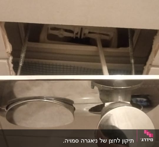 חלקי ברז ומערכת צנרת חשופים בקיר